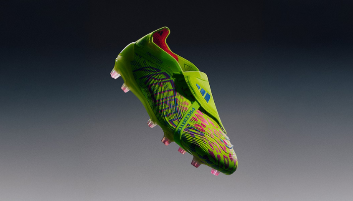 Imagem da Chuteira Adidas Predator 24 Foldover Tongue FG do Mystic Victory Pack nas cores verde, azul e rosa. O cabedal HybridTouch com lâminas Strikeskin oferece adesão superior à bola, enquanto a língua Foldover e o colar Primeknit garantem ajuste confortável e preciso. A sola ControlFrame 2.0 proporciona tração multidirecional, essencial para agilidade e estabilidade. Feita parcialmente com materiais reciclados, ela é uma escolha sustentável e de alta performance.